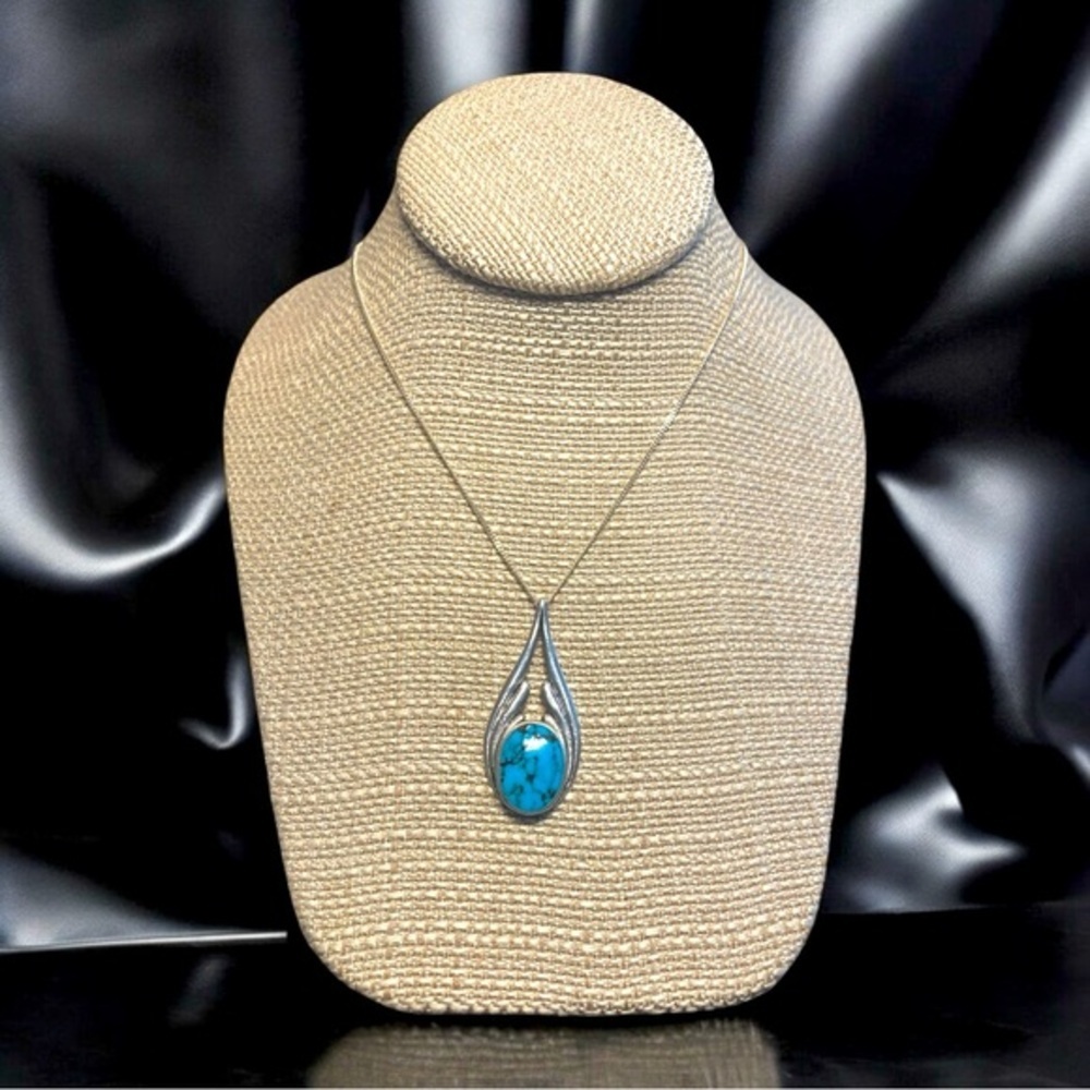 925 Sterling Silver Vintage Turquoise Gem
Teardrop‎ Pendant and Chain